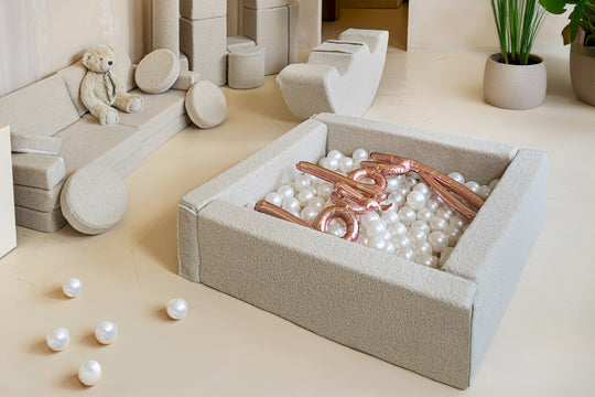Square bouclé ball pit with 300 balls, 5 elements
