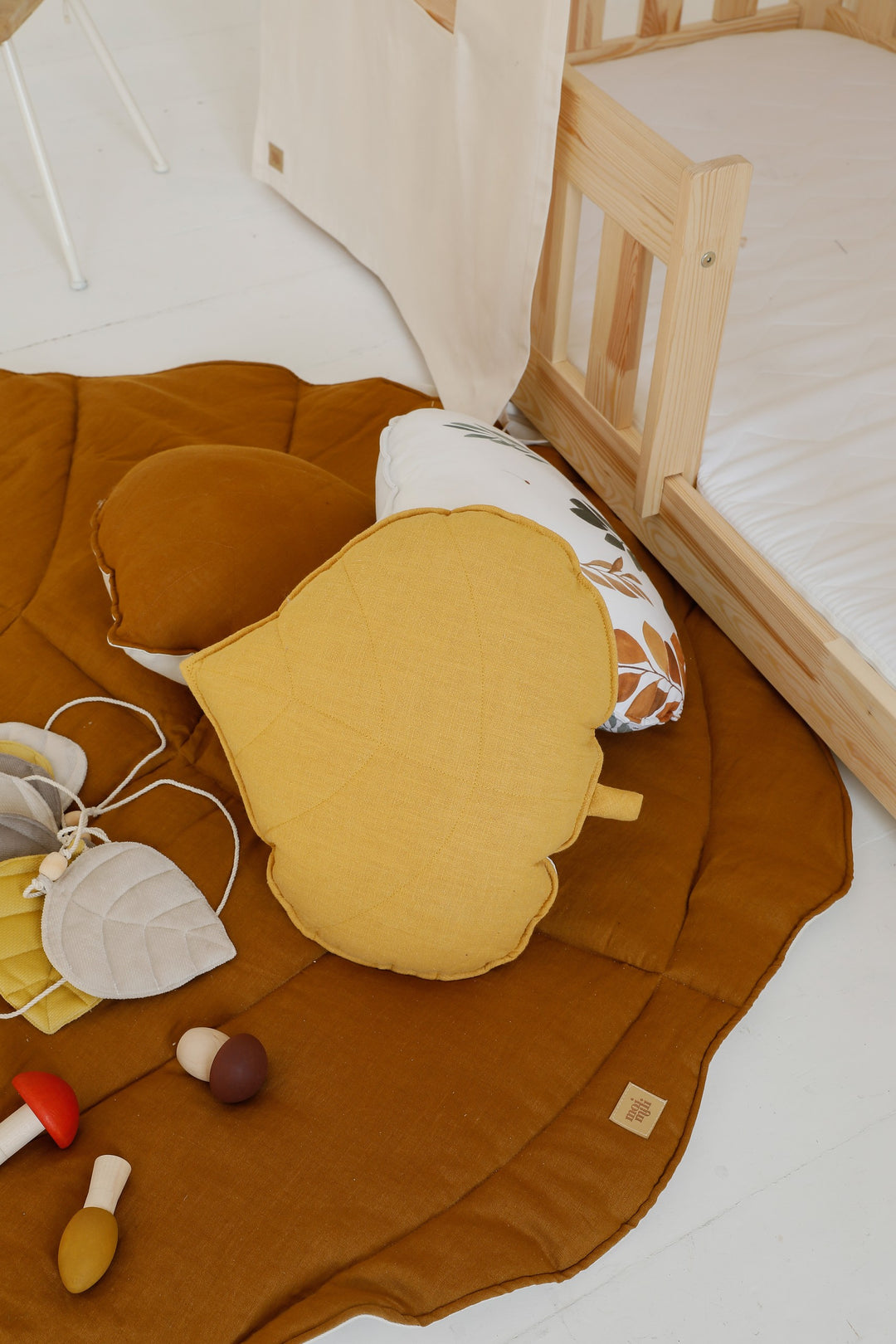 Organic Cotton and Linen Leaf Playmat - Caramel